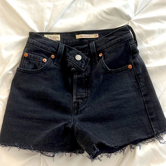Levi’s Ribcage Shorts - Picture 4 of 6